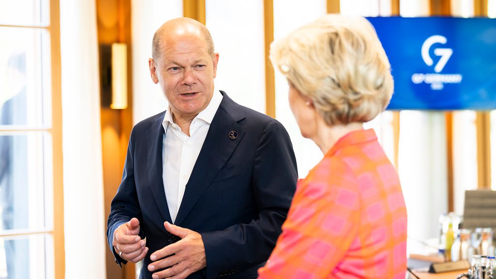 Federal Chancellor Olaf Scholz speaking with European Commission President Ursula von der Leyen before the start of the fourth working session.