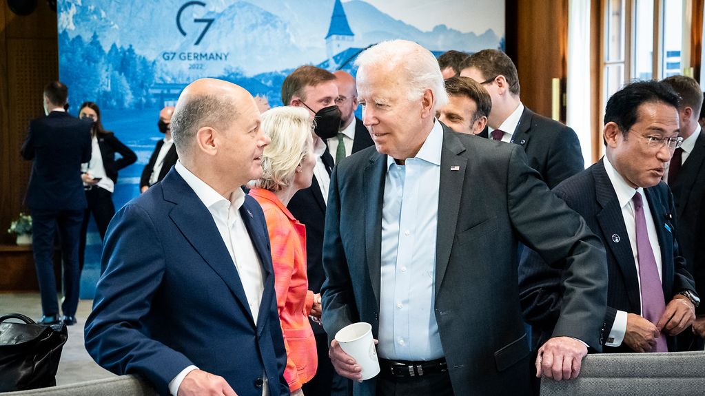 Federal Chancellor Olaf Scholz speaking with US President Joe Biden before the start of the fourth working session.