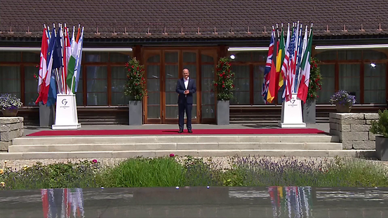 Bundeskanzler Scholz bei der Begrüßung auf dem G7-Gipfel auf Schloss Elmau