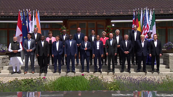 Gruppenfoto der Teilnehmenden des G7 Gipfels auf Schloss Elmau
