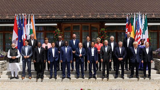 Gruppenfoto der G7 Staats- und Regierungschefs mit den Partnerländern und Vertretern der Internationalen Organisationen. 