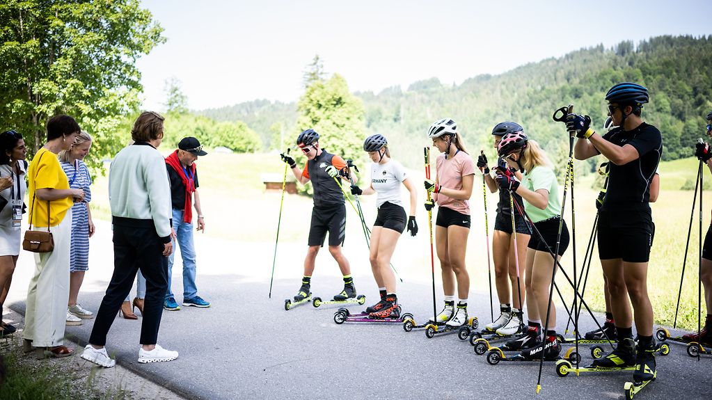Christian Neureuther and young Olympic hopefuls demonstrate roller skiing as part of the G7 partner programme.