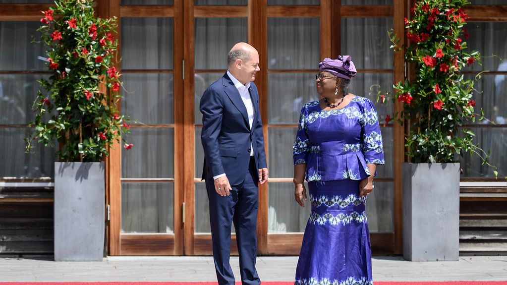 Bundeskanzler Olaf Scholz begrüßt Rngozi Okonjo-Iweala (Generalsekretärin Welthandelsorganisation (WTO) auf Schloss Elmau.