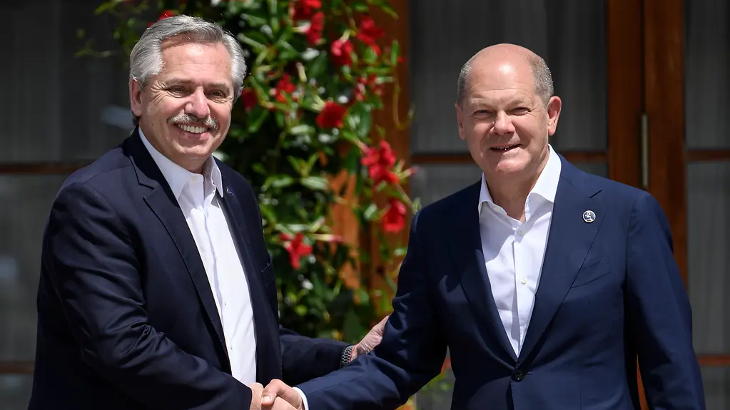 Bundeskanzler Olaf Scholz begrüßt Alberto Ángel Fernández (Präsident Argentinien) auf Schloss Elmau.