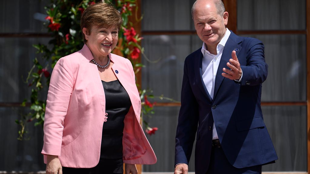 Bundeskanzler Olaf Scholz begrüßt Kristalina Georgiewa (Direktorin Internationaler Währungsfonds (IWF) auf Schloss Elmau.