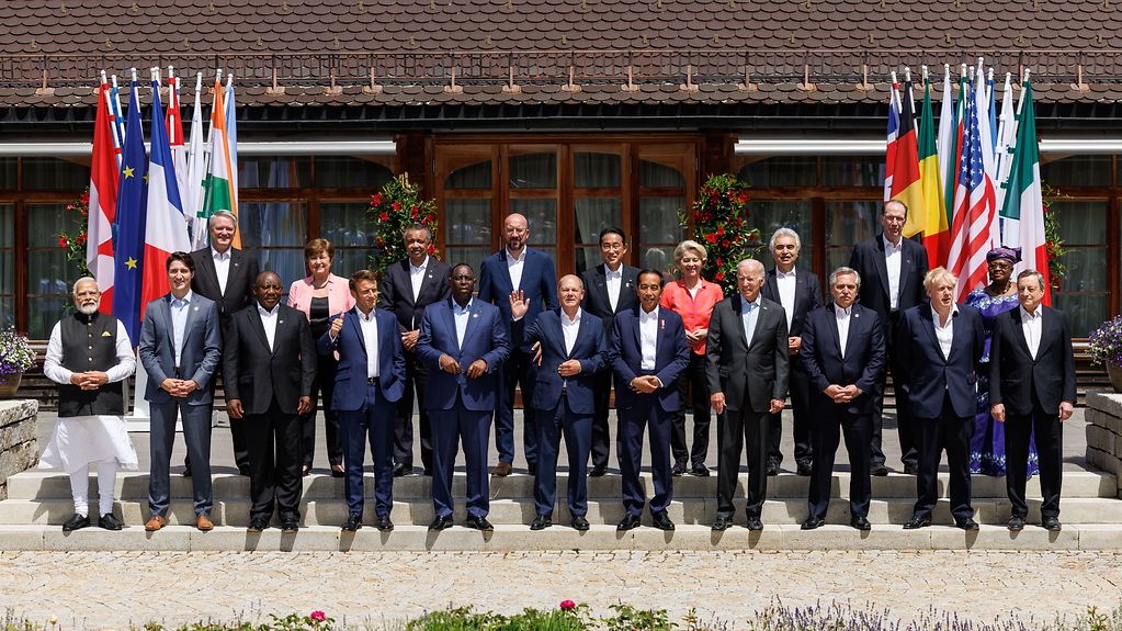 Gruppenfoto der G7 Staats- und Regierungschefs mit Vertretern der Partnerländer und Internationaler Organisationen.