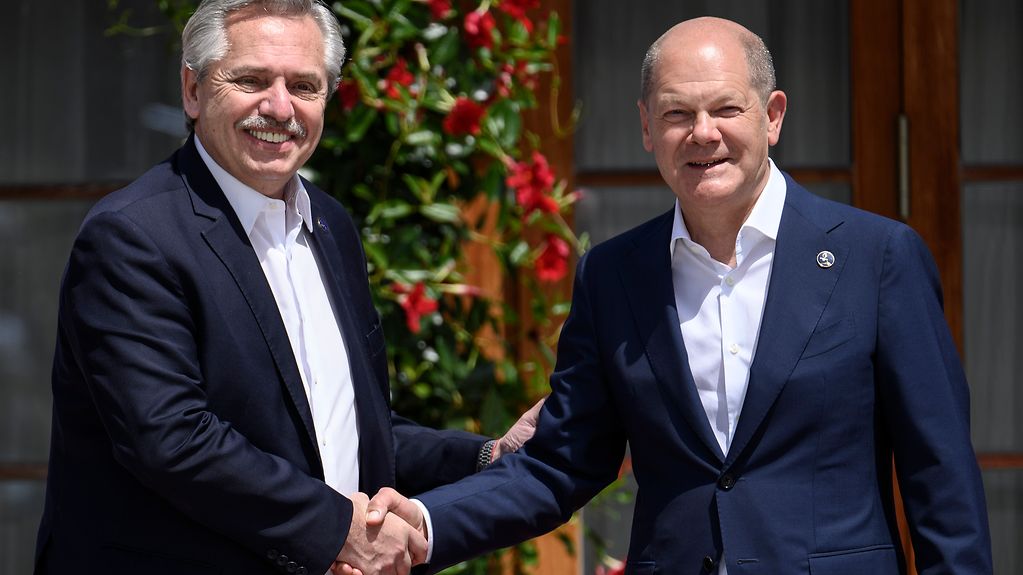 Federal Chancellor Olaf Scholz welcomes Argentinian President Alberto Ángel Fernández to Schloss Elmau.