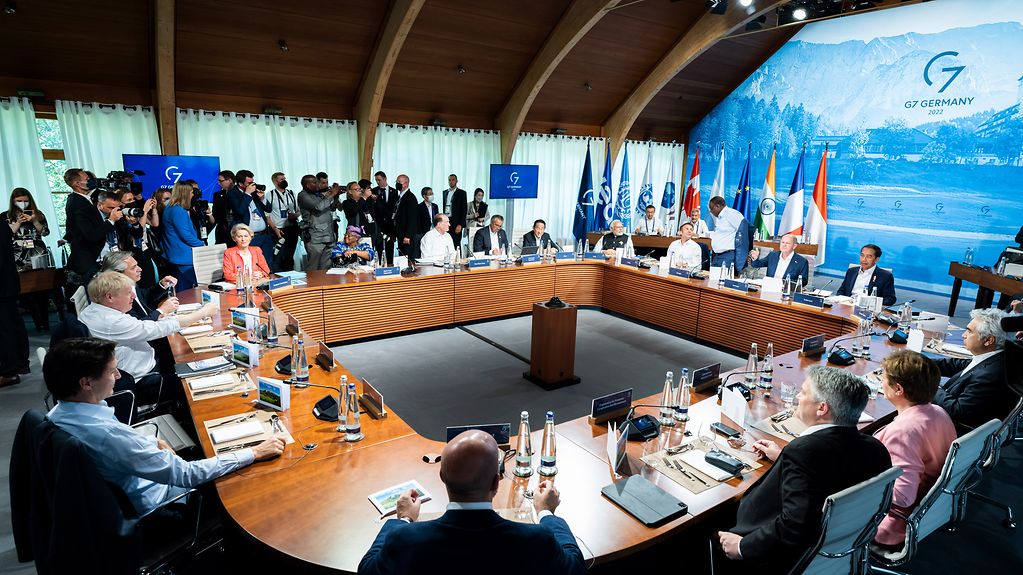 Beginn der fünften Arbeitssitzung. Teilnehmende sind die G7 Staats- und Regierungschefs, die Partnerländer, sowie Vertreter der Internationalen Organisationen.