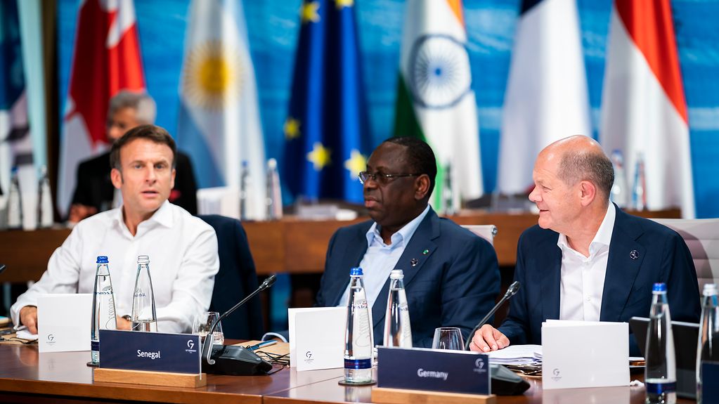 Emmanuel Macron (Präsident Frankreich), Macky Sall (Präsident Senegal und Vorsitzender der Afrikanischen Union (AU) und Bundeskanzler Olaf Scholz, zu Beginn der fünften Arbeitssitzung.