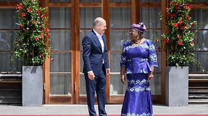 Ngozi Okonjo-Iweala being welcomed by Chancellor Olaf Scholz.