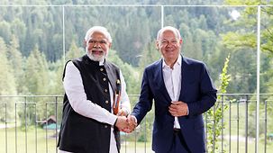 Bundeskanzler Scholzund Premierminister Modi schütteln sich die Hände.