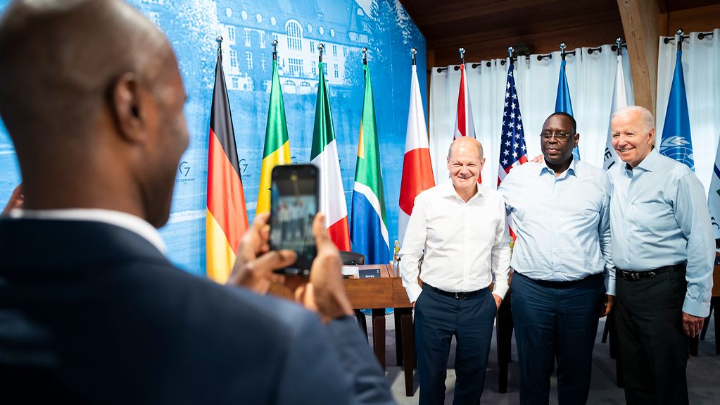 Erinnerungsfoto mit Bundeskanzler Olaf Scholz, Cyril Ramaphosa (Präsident Südafrika) und Joe Biden (Präsident USA).
