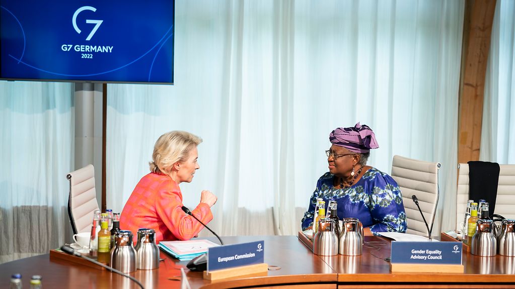 Ursula von der Leyen (Präsidentin EU-Kommission) im Gespräch mit Ngozi Okonjo-Iweala (Generaldirektorin Welthandelsorganisation (WTO) vor Beginn der sechsten Arbeitssitzung.