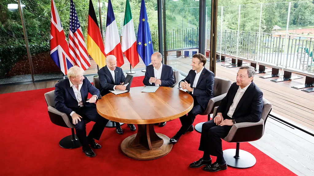 Gesprächsrunde zwischen Boris Johnson (Premierminister Großbritannien), Joe Biden (Präsident USA), Bundeskanzler Olaf Scholz, Emmanuel Macron (Präsident Frankreich) und Mario Draghi (Ministerpräsident Italien) vor der letzten Arbeitssitzung.