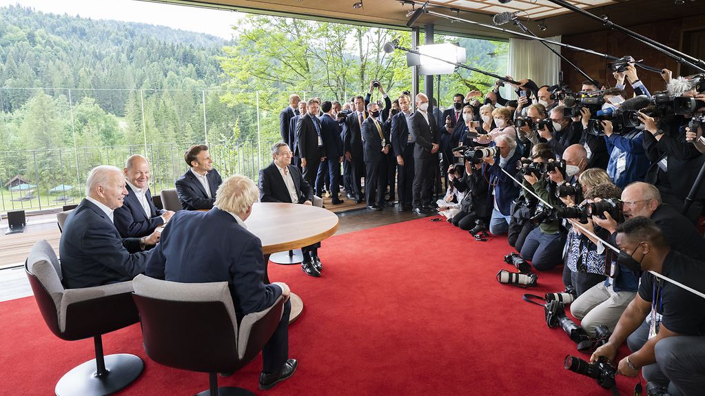 Gesprächsrunde zwischen Boris Johnson (Premierminister Großbritannien), Joe Biden (Präsident USA), Bundeskanzler Olaf Scholz, Emmanuel Macron (Präsident Frankreich) und Mario Draghi (Ministerpräsident Italien) vor der letzten Arbeitssitzung.
