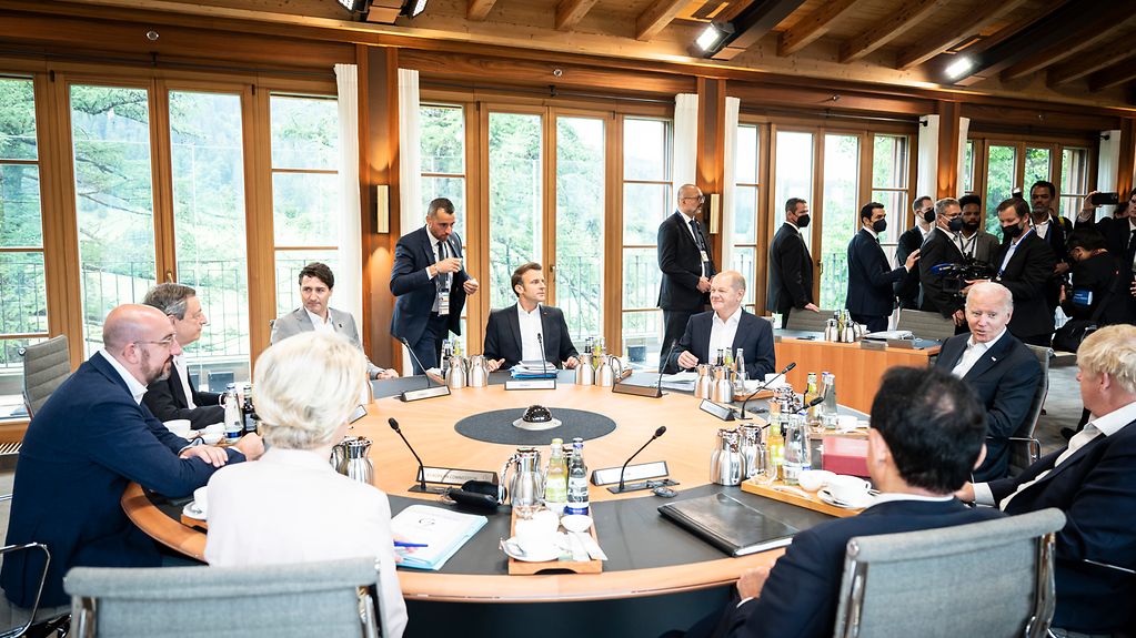 Die G7-Staats- und Regierungschefs am Konferenztisch zu Beginn der siebten Arbeitssitzung