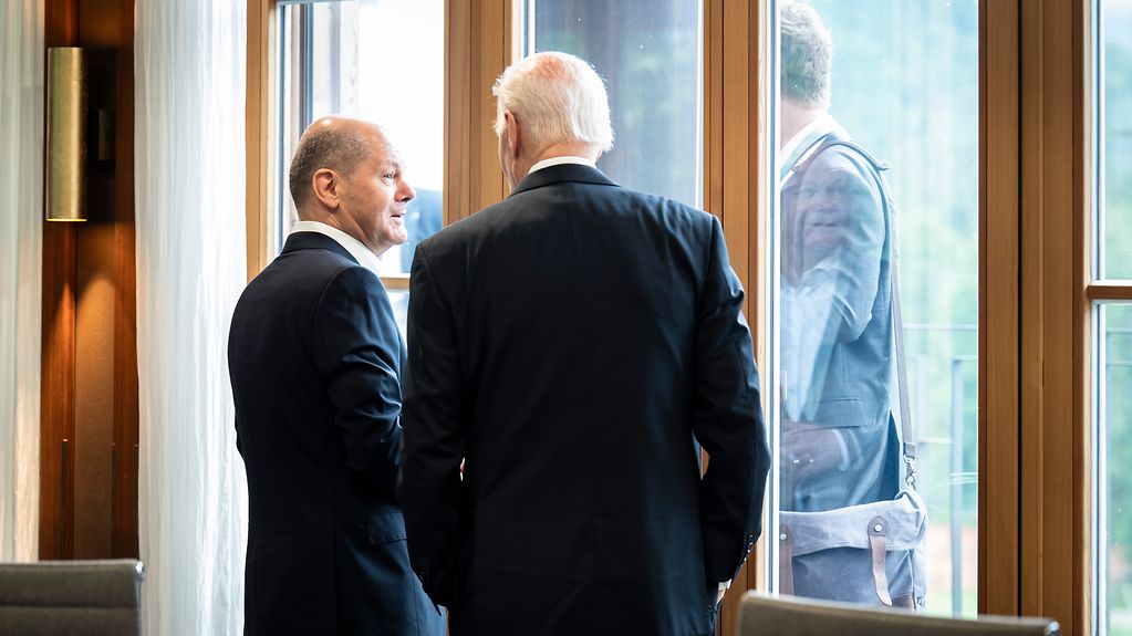 Bundeskanzler Olaf Scholz und Joe Biden (Präsident USA) im Gespäch vor der siebten Arbeitssitzung.