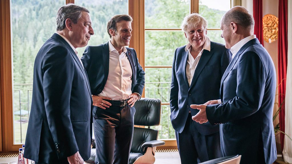 Mario Draghi (Ministerpräsident Italien), Emmanuel Macron (Präsident Frankreich), Boris Johnson (Premierminister Großbritannien) und Bundeskanzler Olaf Scholz im Gespräch.