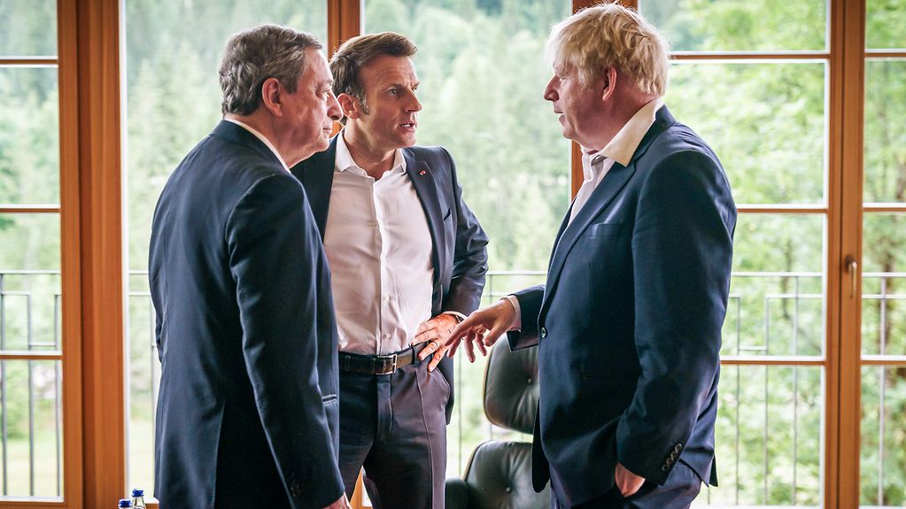 Italian Prime Minister Mario Draghi, French President Emmanuel Macron and UK Prime Minister Boris Johnson in discussion.