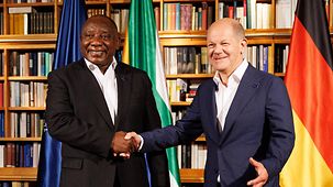 Federal Chancellor Olaf Scholz shaking hands with President Cyril Ramaphosa of South Africa.