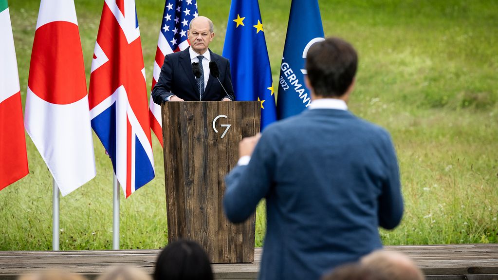 Ein Journalist stellt Bundeskanzler Olaf Scholz eine Frage während der Abschlusspressekonferenz des G7-Gipfels.