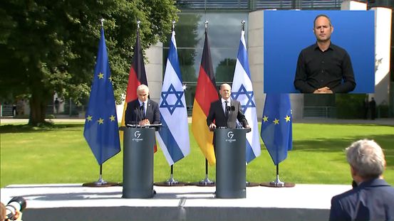Bundeskanzler Scholz und israelischer Ministerpräsident Jair Lapid schütteln sich die Hände bei gemeinsmamer Presseunterrichtung
