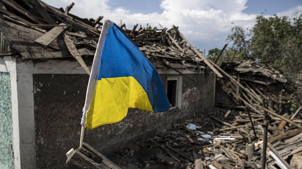 Foto zeigt ein zerstörtes Gebäude in der Ukraine