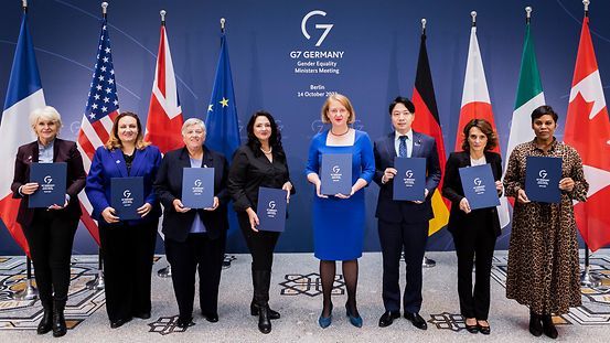 Foto zeigt die G7-Gleichstellungsministerinnen und -minister