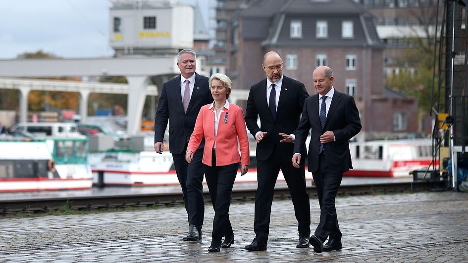 Auf dem Bild sind und Bundeskanzler Olaf Scholz, EU-Kommissionspräsidentin Ursula von der Leyen und Denys Schmyhal, Ministerpräsident der Ukraine, und OECD-Generalsekretär Mathias Cormann zu sehen.