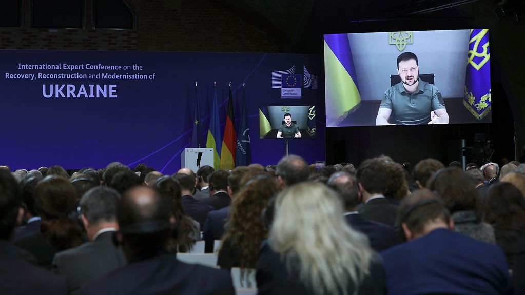Der ukrainische Präsident Wolodymyr Selensky hält per Videoschalte eine Rede während der Wiederaufbaukonferenz
