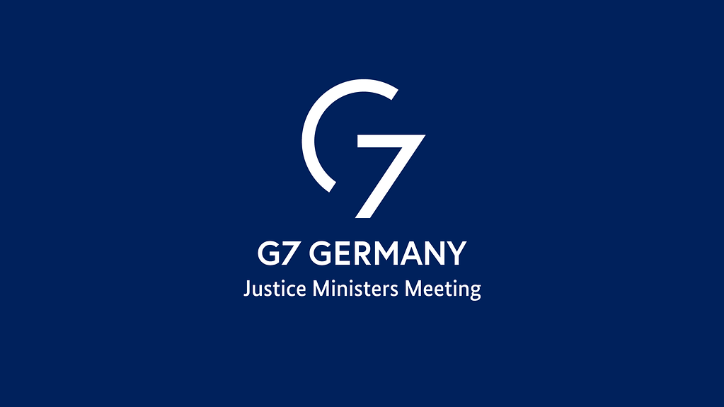 Foto zeigt das G7-Logo und darunter steht "Justice Ministers Meeting"
