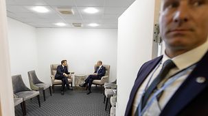 Bundeskanzler Olaf Scholz im Gespräch mit Emmanuel Macron, Frankreichs Präsident, bei der Weltklimakonferenz COP27