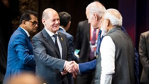 Bundeskanzler Olaf Scholz begrüßt beim G20-Gipfel auf Bali US-Präsident Joe Biden.