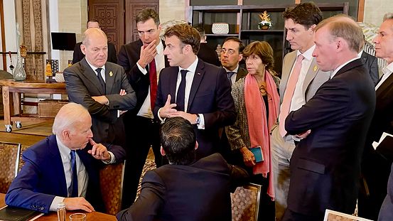 Bundeskanzler Olaf Scholz am Rande des G20-Gipfels auf Bali im Gespräch mit US-Präsident Joe Biden, Emmanuel Macron, Frankreichs Präsident, Rishi Sunak, Großbritanniens Premierminister, Justin Trudeau, Kanadas Premierminister, und anderen.