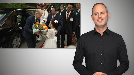 Bundeskanzler Scholz nimmt bei seiner Vietnamreise Blumen entgegen