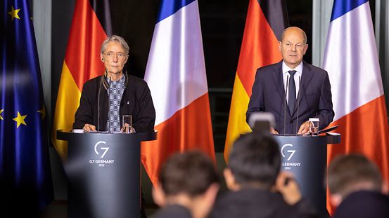 Auf dem Bild sind Bundeskanzler Olaf Scholz und die Premierministerin der Französischen Republik, Frau Elisabeth Borne zu sehen.