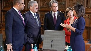 Foreign Minister Annalena Baerbock with her G7 counterparts at a meeting in Münster.