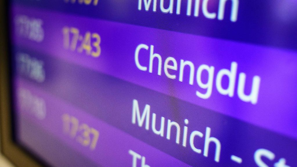 Eine Anzeigetafel auf dem Frankfurter Flughafen zeigt die Ankunftszeit einer Passagiermaschine aus der chinesischen Metropole Chengdu.