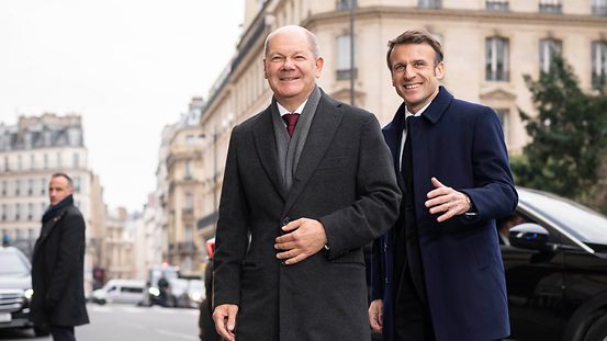 Le chancelier fédéral Olaf Scholz et le président de la République française, Emmanuel Macron