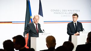 Federal Chancellor Olaf Scholz and Emmanuel Macron, President of France, at a joint press conference.
