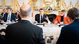 Federal Chancellor Olaf Scholz and Emmanuel Macron, President of France, at a session of the Council of Ministers.