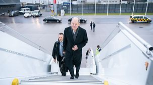 Le chancelier allemand Olaf Scholz monte dans l’avion.