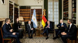 Kanzler Scholz und Argentiniens Präsident Alberto Ángel Fernández im Gespräch.