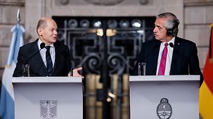 Kanzler Scholz und Argentiniens Präsident Alberto Ángel Fernández im Gespräch.