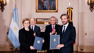 Kanzler Scholz und Argentiniens Präsident Alberto Ángel Fernández mit unterzeichneten Absichtserklärungen.
