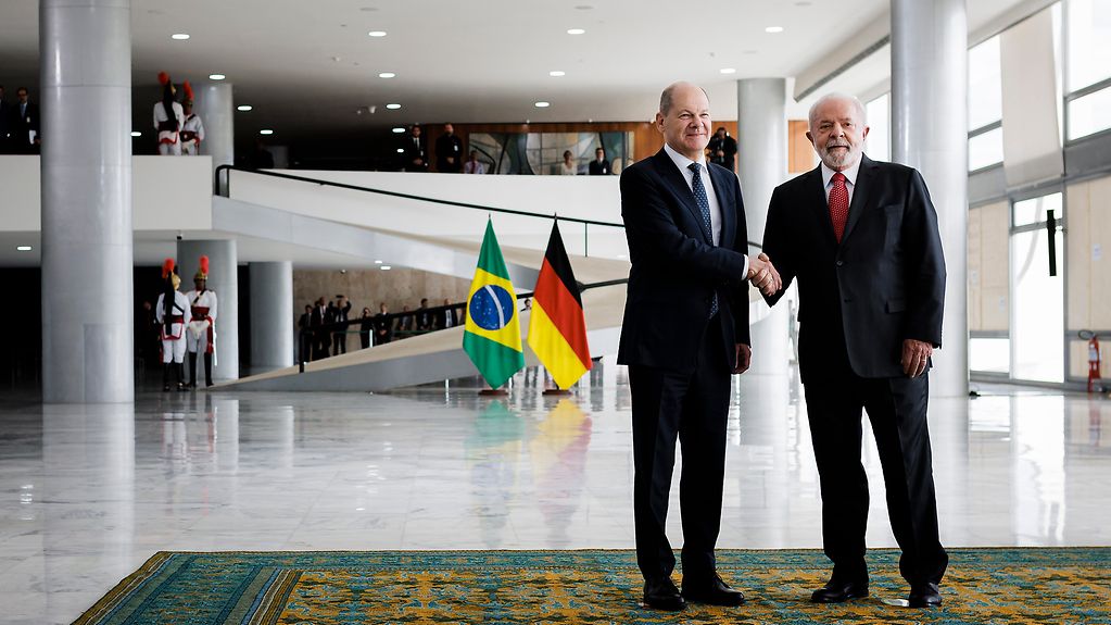 Le chancelier fédéral Olaf Scholz en compagnie de Luiz Inácio Lula da Silva, président de la République fédérative du Brésil