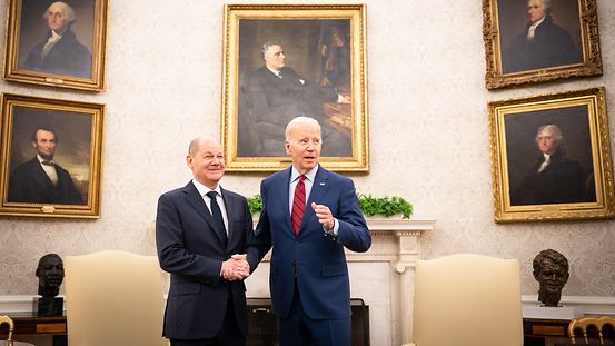 Bundeskanzler Scholz und US-Präsident Biden geben sich im Oval Office die Hand