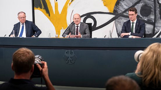 Federal Chancellor Scholz with State Premiers Stephan Weil (l.) and Hendrik Wüst. 