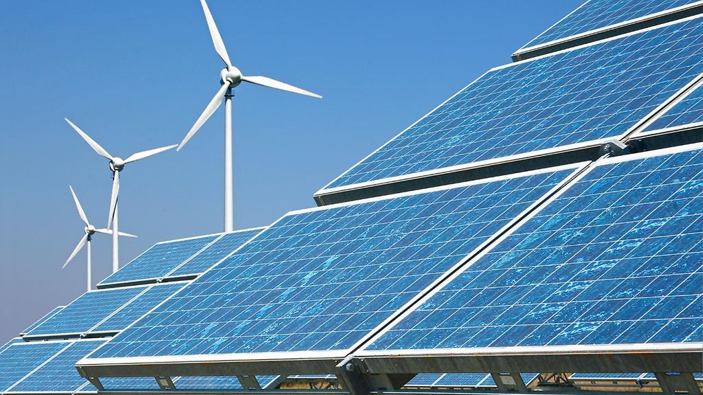 Photovoltaik-Anlage und Windräder