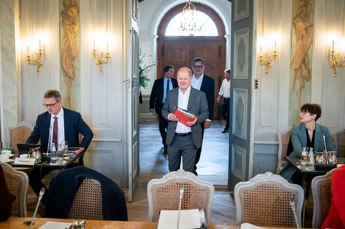 Bundeskanzler Olaf Scholz kommt zu einer Sitzung im Rahmen der Kabinettsklausur auf Schloss Meseberg.